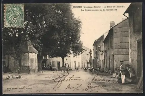 AK Arfons /Montagne Noire, La Place du Maréchal, La Meute rentrant de la Promenade