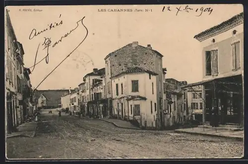AK Les Cabannes /Tarn, Rue principale animée avec bâtiments anciens