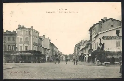 AK Lavaur, Le Grand Faubourg avec café et bâtiments historiques