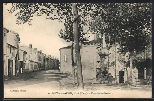 AK St.-Paul-Cap-de-Joux /Tarn, Place Notre-Dame avec fontaine et architecture traditionnelle