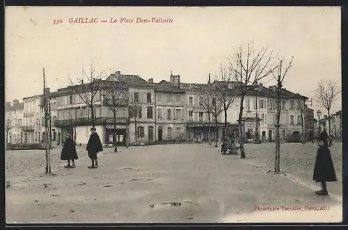 AK Gaillac, La Place Dom-Vaissète avec passants et bâtiments historiques