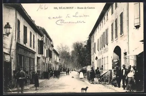 AK Réalmont, Route de Castres animée avec passants et boutiques