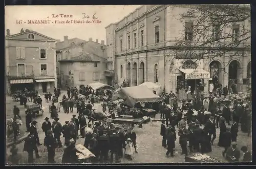 AK Mazamet, Place de l`Hôtel-de-Ville animée avec foule et marché
