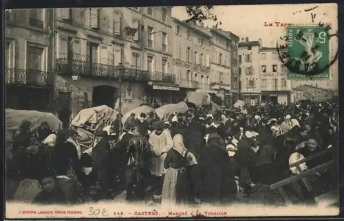 AK Castres, Marché aux volailles animé et bâtiments historiques en arrière-plan