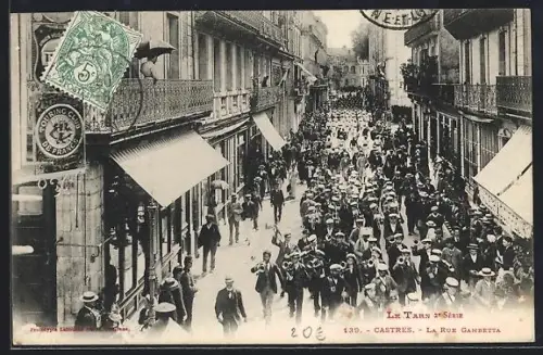 AK Castres, La Rue Gambetta animée par une foule nombreuse