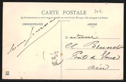 AK Castres, La Rue Gambetta animée par une foule nombreuse