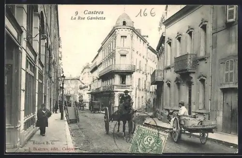 AK Castres, La Rue Gambetta avec charrettes et bâtiments historiques