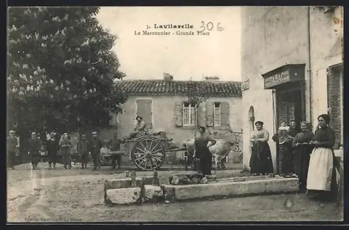 AK Lavitarelle, Le Marronnier, Grande Place avec habitants et charrette