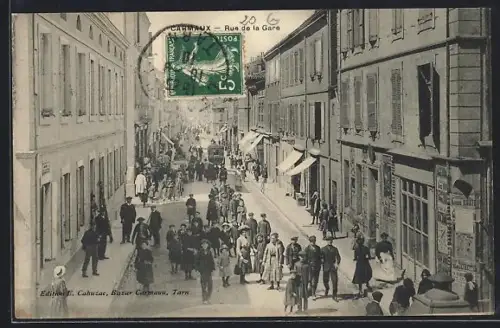 AK Carmaux, Rue de la Gare animée avec passants et bâtiments historiques