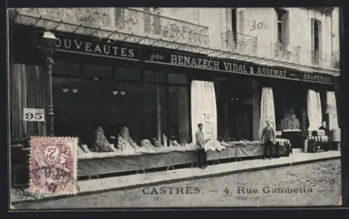 AK Castres, Magasin Bénazech Vidal & Assémat, 4 Rue Gambetta, vue extérieure des étalages de draperies