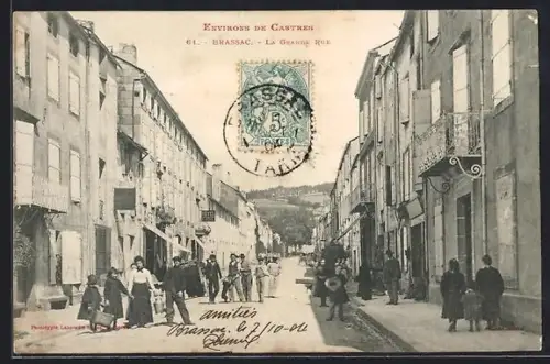 AK Brassac, La Grande Rue animée avec passants et bâtiments historiques