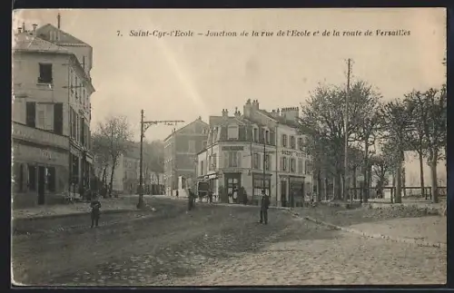 AK Saint-Cyr-l`École, Jonction de la rue de l`École et de la route de Versailles