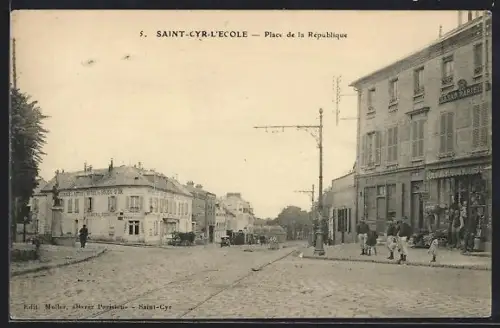 AK Saint-Cyr-l`École, Place de la République avec immeubles et passants