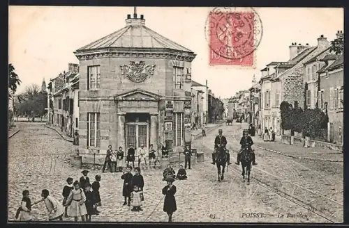 AK Poissy, Le Pavillon et scène animée avec enfants et cavaliers sur la rue pavée