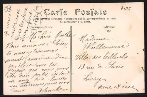 AK Poissy, Le Pavillon et scène animée avec enfants et cavaliers sur la rue pavée