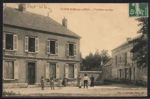 AK Notre-Dame-de-la-Mer, Intérieur du Pays avec enfants devant une maison
