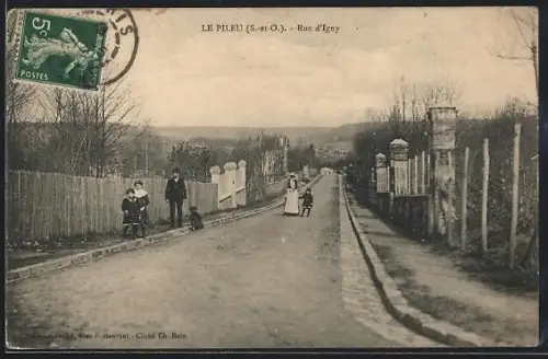 AK Le Pileu /S.-et-O., Rue d`Igny avec passants et paysage en arrière-plan