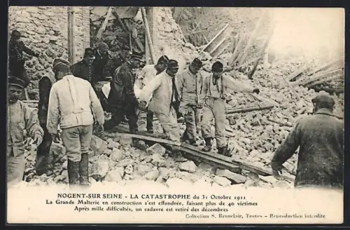 AK Nogent-sur-Seine, La Catastrophe du 31 Octobre 1911, secours après l`effondrement de la Grande Malterie