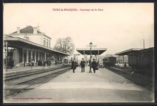 AK Vitry-le-Francois, Intérieur de la Gare, Bahnsteig und Bahnhof