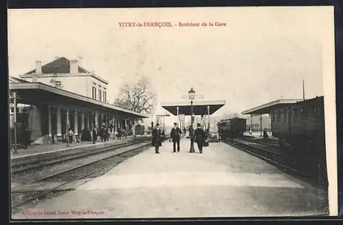 AK Vitry-le-Francois, Intérieur de la Gare