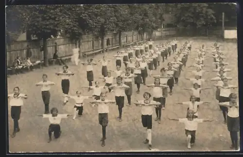 Foto-AK Bruck a. M., 1. Kreisturnfest 1921, Turner bei den Turnübungen