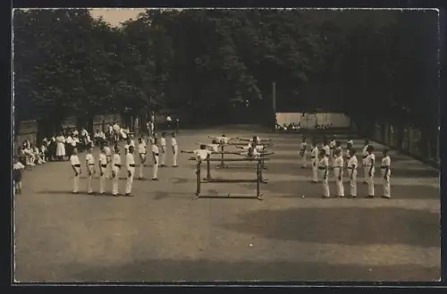 Foto-AK Bruck a. M., 1. Kreisturnfest 1921, Turner bei der Aufführung an Barren