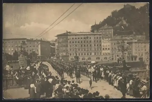 Foto-AK Salzburg, Turnfest, Gruppe der Turngemeinde Jahn beim Festumzug