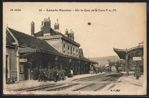 AK Lons-le-Saunier, Sur le Quai de la Gare, Bahnhof