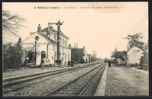 AK Reuilly /Indre, La Gare, Arrivée du train d`Issoudun, Bahnhof