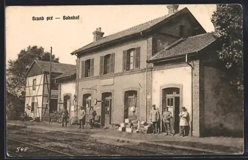 AK Grandpré, Bahnhof mit Soldaten, la Gare