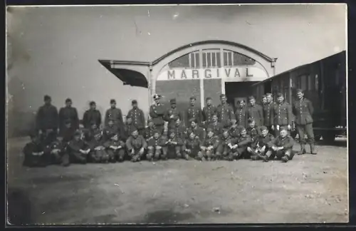 Foto-AK Margival, Soldats à la gare