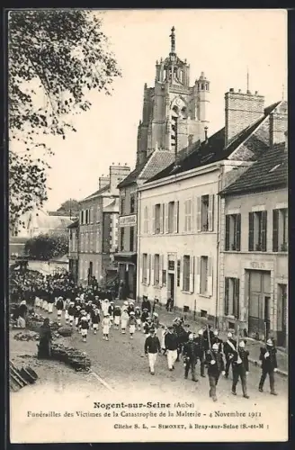 AK Nogent-sur-Seine, Funérailles des Victimes de la Catastrophe de la Malterie, 4 Novembre 1911, Explosion