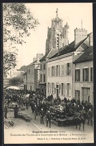 AK Nogent-sur-Seine, Funérailles des Victimes de la Catastrophe de la Malterie, 4 Novembre 1911, Explosion