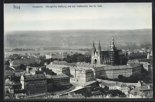 AK Prag / Praha, Königliche Hofburg mit der Kathedrale des hl. Veit