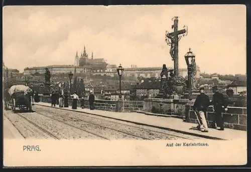 AK Prag / Praha, Spaziergänger auf der Karlsbrücke