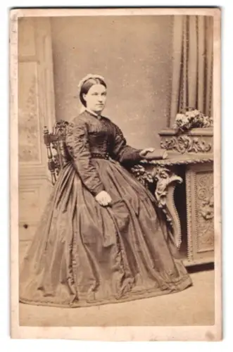 Fotografie W. J. Wellsted, Hull, Paragon Street, Sitzende Dame in elegantem Kleid