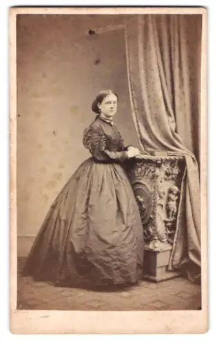 Fotografie G. Cooper, Hull, Elm Tree Avenue, Stehende Dame im Kleid