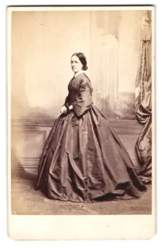 Fotografie White, Glasgow, West George St 98, Frau im eleganten Kleid