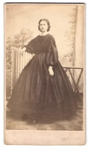 Fotografie unbekannter Fotograf und Ort, Junge Dame im eleganten Kleid