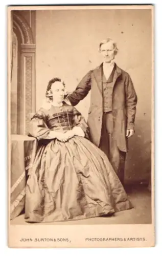 Fotografie John Burton & Sons, Leicester, Würdevolles älteres Paar im Atelier