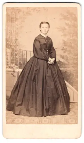 Fotografie Gustav Schmidt, Erfurt, Schlossstrasse 1538, Junge Frau in elegantem Kleid