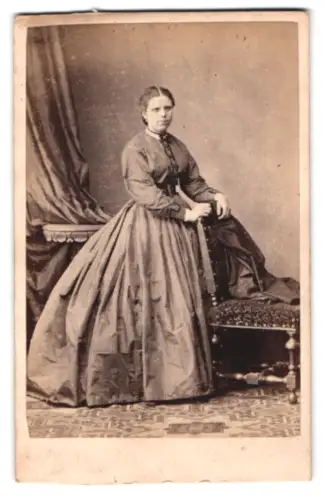 Fotografie R. Slingsby, Lincoln, Frau in kariertem Kleid mit Stuhl