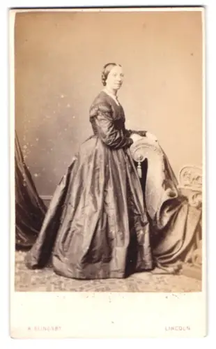 Fotografie R. Slingsby, Lincoln, Elegante Dame im Atelier