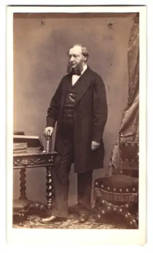 Fotografie C. A. Duval & Co., Manchester, Exchange St 14, Porträt eines Herren am Tisch