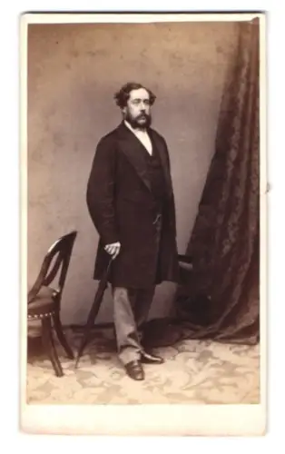 Fotografie A. Brothers, Manchester, St. Ann`s Square 14, Eleganter Herr mit Regenschirm