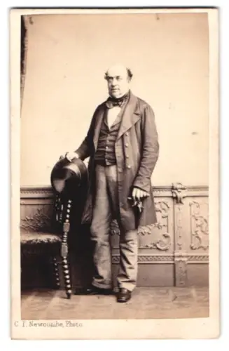 Fotografie C. T. Newcombe, London, Fenchurch Street 135, Porträt eines stehenden Herrn mit Hut