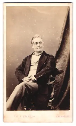 Fotografie T. & J. Holroyd, Harrogate, Würdevoller Herr im Atelier