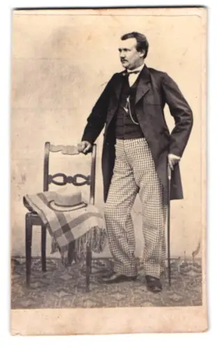 Fotografie unbekannter Fotograf und Ort, Eleganter Herr mit Gehstock 1866
