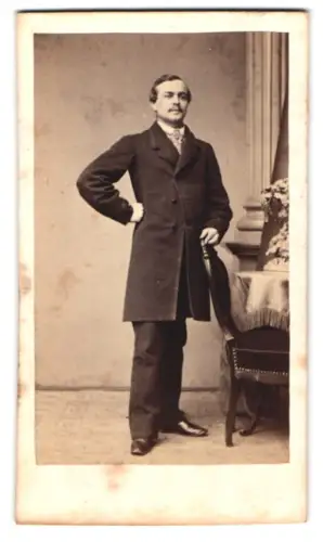 Fotografie C. Höpfner, Halle, Alter Markt 1, Eleganter Herr mit Schnurrbart an einem Tisch