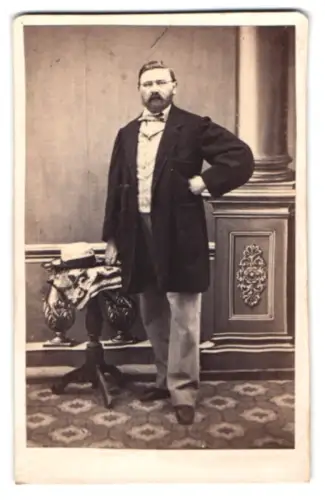 Fotografie unbekannter Fotograf und Ort, Eleganter Herr mit Bart an einem Tisch